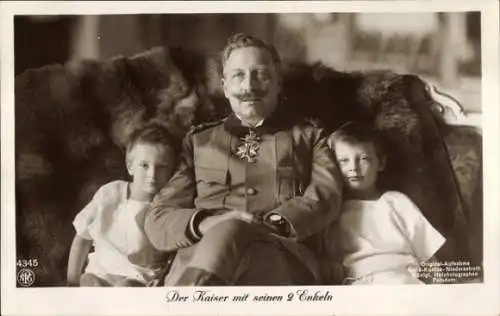 Ak Der Kaiser Wilhelm II. mit seinen Enkeln, NPG 4345