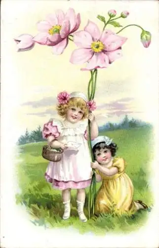Ak Zwei Mädchen mit großer Blume auf einer Wiese