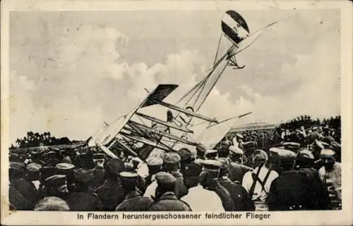 Ak In Flandern heruntergeschossener feindlicher Flieger, schaulustige deutsche Soldaten, 1. WK