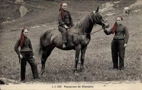 Ak Champéry Kt. Wallis Schweiz, Paysannes, Frauen in Trachten mit Pferd