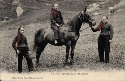 Ak Champéry Kt. Wallis Schweiz, Paysannes, Frauen in Trachten mit Pferd