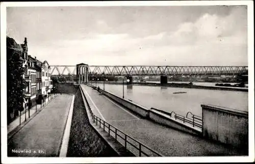 Ak Neuwied am Rhein, Brücke