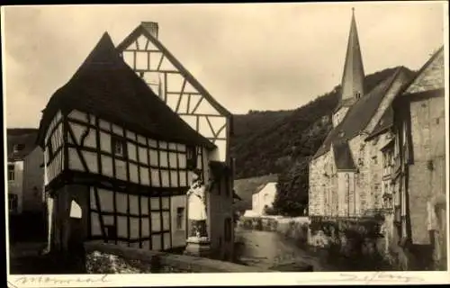 Ak Monreal in der Eifel, Fachwerkhäuser, Kirchturm