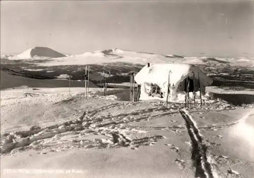 Ak Norwegen, verschneite Skihütte