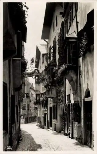 Ak Klausen Chiusa Südtirol, Gasse im Ort, Wohnhäuser, Erker, Blumen, Carlo Knollseifen Fabbro