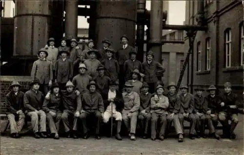 Foto Ak Ermsleben Falkenstein Harz, Gruppenfoto der Männer und Kinder