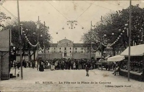 Ak Rueil Hauts-de-Seine, Menschenmenge vor einem Kasernengebäude, im Hintergrund ein Markt