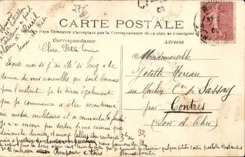 Ak Rueil Hauts-de-Seine, Menschenmenge vor einem Kasernengebäude, im Hintergrund ein Markt