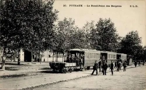 Ak Puteaux Hauts de Seine, Straßenbahn in  Personen stehen an der Haltestelle.