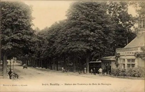 Ak Neuilly sur Seine Hauts de Seine, Bäume, die eine Straße säumen. Rechts davon eine Straßenb...