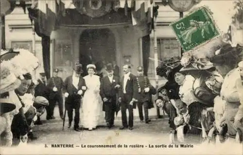 Ak Nanterre Hauts de Seine, Hochzeitspaar mit Zylinder und Kleid stehen vor einem Gebäude, wei...