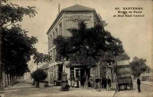 Ak Nanterre Hauts de Seine, Eine Straßenansicht von Nanterre mit Gebäuden, Bäumen und Menschen.