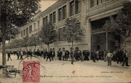 CPA Levallois Perret Hauts de Seine, La Sortie des Ateliers Automobiles Bayard Clement