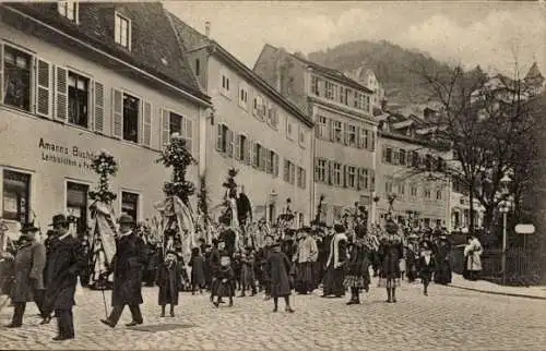 Foto Ak Deutscher Soldat in Uniform, Standportrait, Pickelhaube, Gewehr, Rucksack, Gürteltaschen