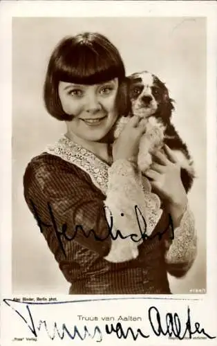 Ak Schauspielerin Truus van Aalten, Portrait mit Hund, Autogramm