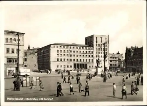 Ak Halle an der Saale, Marktplatz mit Ratshof, Passanten