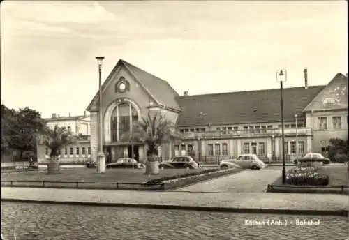 Ak Köthen in Anhalt, Bahnhof, Vorplatz, Autos