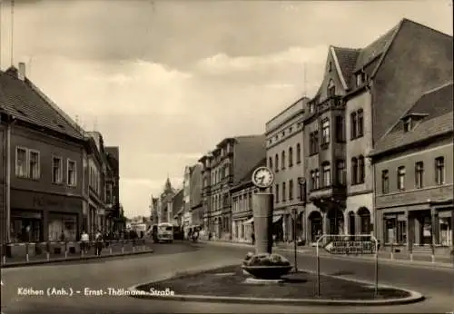 Ak Köthen in Anhalt, Ernst Thälmann Straße, Uhr, Wegweiser