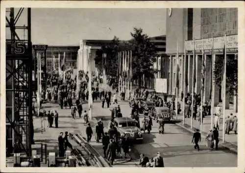 Ak Leipzig in Sachsen, Gelände der Technischen Messe, Besucher, 1952