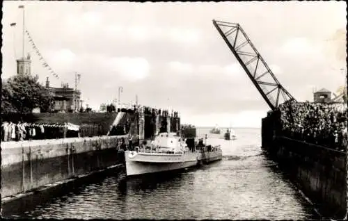 Ak Wilhelmshaven in Niedersachsen, Einlaufen der ersten Schiffseinheiten der Bundesmarine, 1956