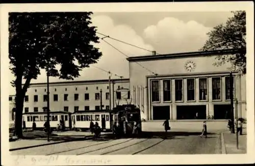 Ak Dessau, Hauptbahnhof, Straßenbahn, Passanten