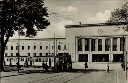 Ak Dessau, Hauptbahnhof, Straßenbahn, Passanten