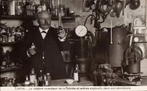 CPA Turpin, Le celebre inventeur de la Melinibe et autres explosifs dans son laboratoire