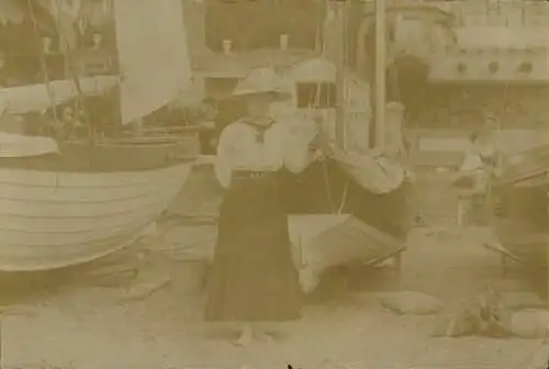 Foto Ak Ventnor Isle of Wight England, Frau am Strand, Boote