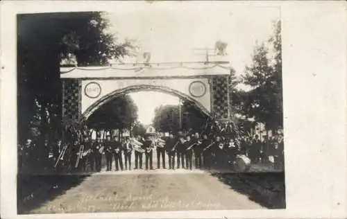 Foto Ak England?, Festtor 1847-1907, Musikkapelle, Zeeland Sand, August 1917