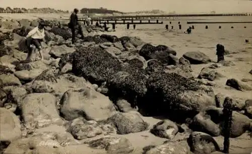 Foto Ak Aldwick Sussex England, Steine an der Küste