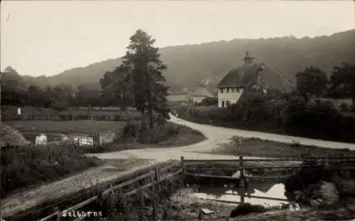 Foto Ak Selborne Hampshire England, Kreuzung, Brücke, Haus