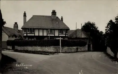 Foto Ak Selborne Hampshire England, Kreuzung, Straßenpartie, Haus