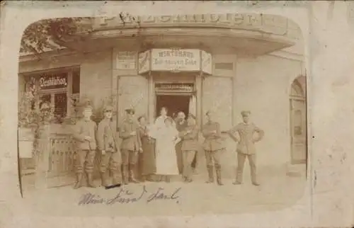 Foto Ak Berlin Marzahn Mahlsdorf, Wirtshaus zur nassen Ecke, Soldaten, Gruppenbild