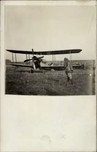 Foto Ak Englischer Offizier, englisches Flugzeug, I. WK