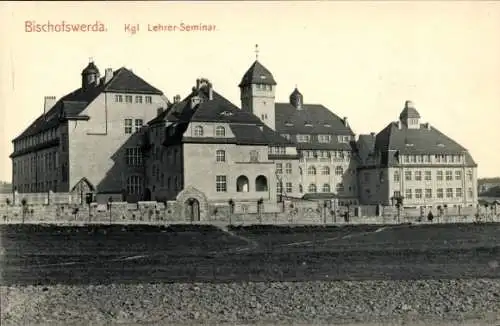 Ak Bischofswerda in Sachsen, Kgl. Lehrer Seminar, Totalansicht, Wiese