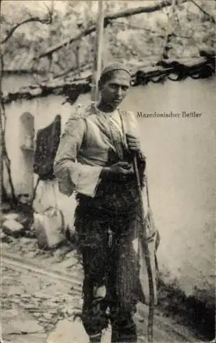 Ak Mazedonischer Bettler, Junger Mann in Lumpen, Gehstock