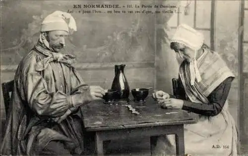 Ak Normandie, Paar in Tracht, Dominos