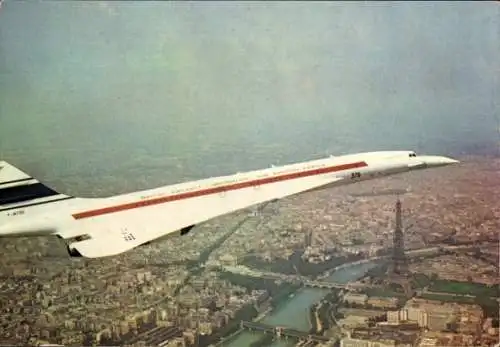 Ak Überschall-Passagierflugzeug Concorde über Paris