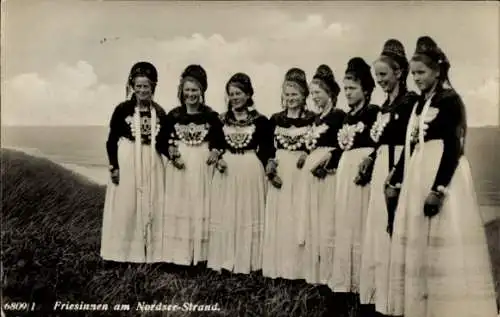 Ak Friesinnen in Tracht am Nordseestrand