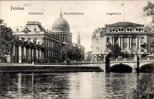 Ak Potsdam in Brandenburg, Blick auf das Stadtschloss, Bittschriftenlinde, Langebrücke