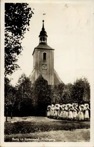 Ak Burg im Spreewald, Kirchgang in Tracht