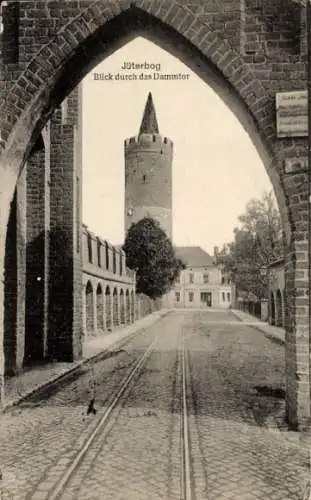 Ak Jüterbog in Brandenburg, Blick durch das Dammtor