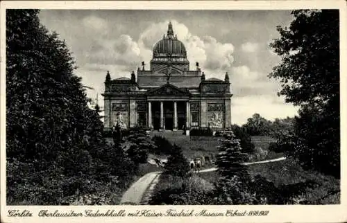 Ak Görlitz in der Lausitz, Vorderansicht der Oberlausitzer Gedenkhalle mit Kaiser-Friedrich-Mu...