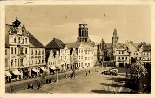 Ak Cottbus in der Niederlausitz, Altmarkt, Kirchturm, Passanten, Autos