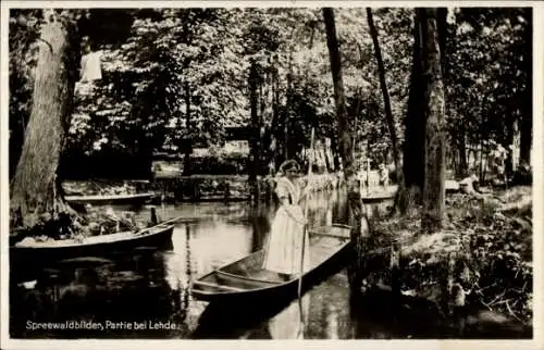 Ak Lehde Lübbenau im Spreewald, Partie bei Lehde,  Kahnfahrt auf einem Fluss, flankiert von Bä...