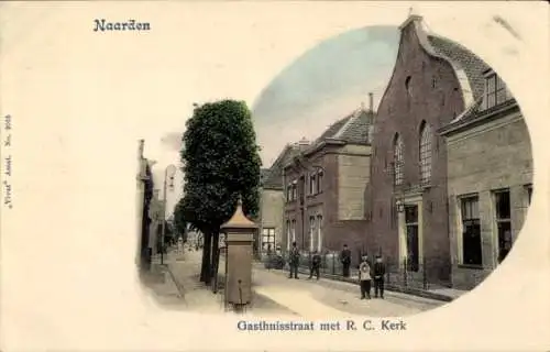 Ak Naarden Nordholland Niederlande, Gasthuisstraat mit RC-Kirche