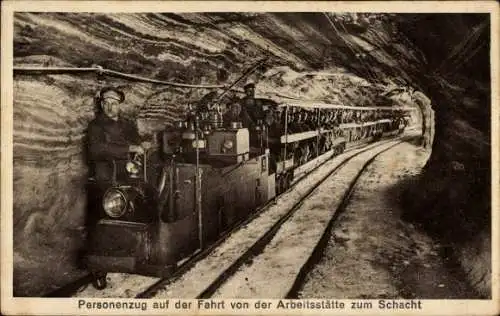 Ak Staßfurt Salzlandkreis, Bergmänner im Personenzug auf der Fahrt von der Arbeitsstätte zum Schacht