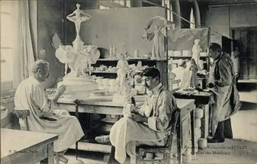 Ak Sèvres Hauts de Seine, Manufacture Nationale, Männer im Atelier