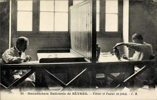 Ak Sèvres Hauts de Seine, Manufacture Nationale, Fileur et Poseur de fonds, Porzellanmanufaktur