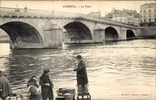 Ak Corbeil Essonne, Vue du pont, Männer am Ufer, Brücke